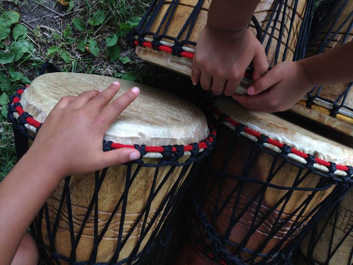 Atelier de percussions chez 1 et 1 font trois