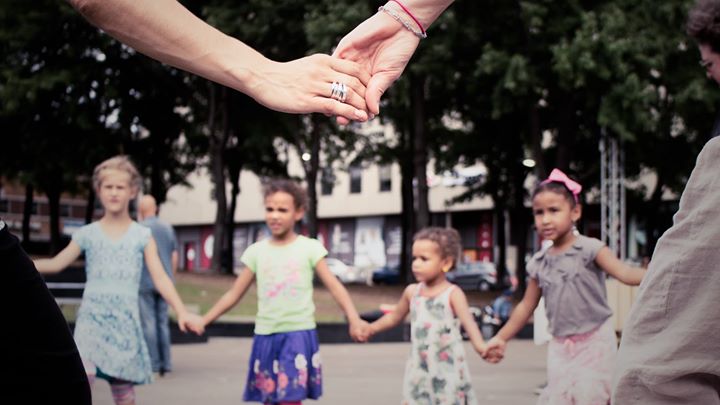 Danse en famille dans le cadre de Petits bonheurs