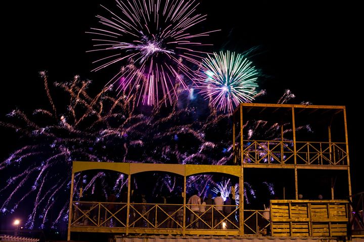 Feux d'artifice sur la plage - Village au Pied-du-Courant