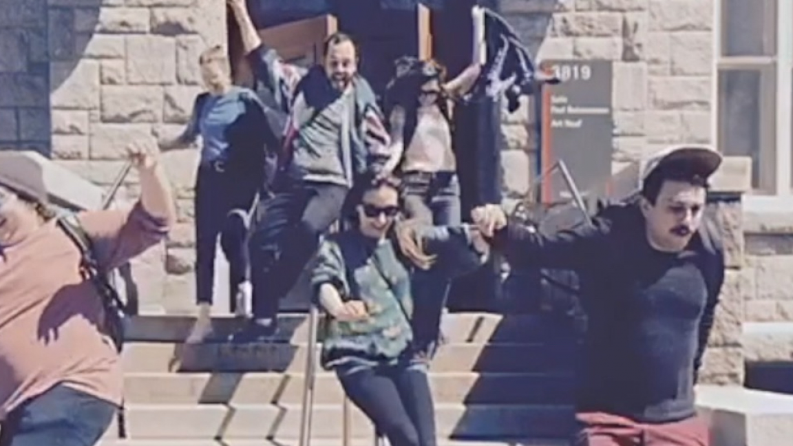 I. Le bal des lièvres: Au crique après souper