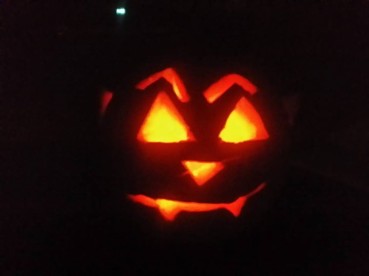 LE TABLIER ENSANGLANTÉ