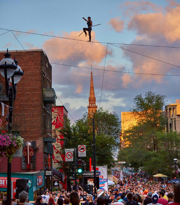 MONTRÉAL COMPLÈTEMENT CiRQUE