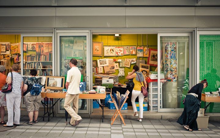 Allée des bouquinistes sur l'Avenue Savoie
