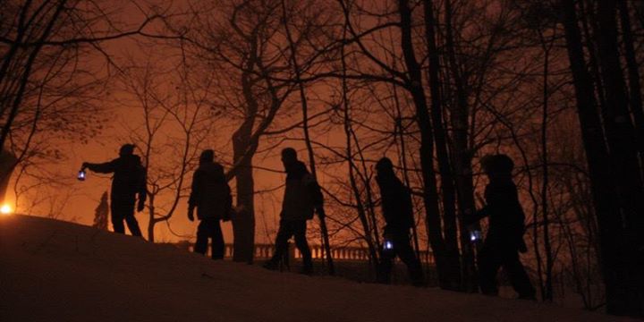 Randonnées en raquettes sur le mont Royal à la lueur de la ville