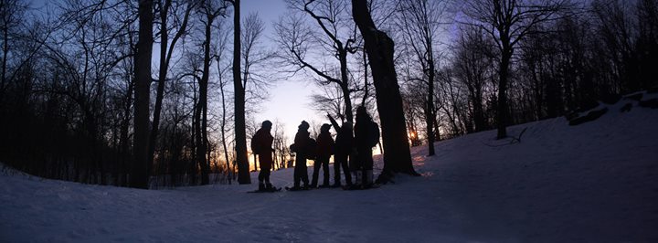 Randonnées en raquettes sur le mont Royal à la lueur de la ville