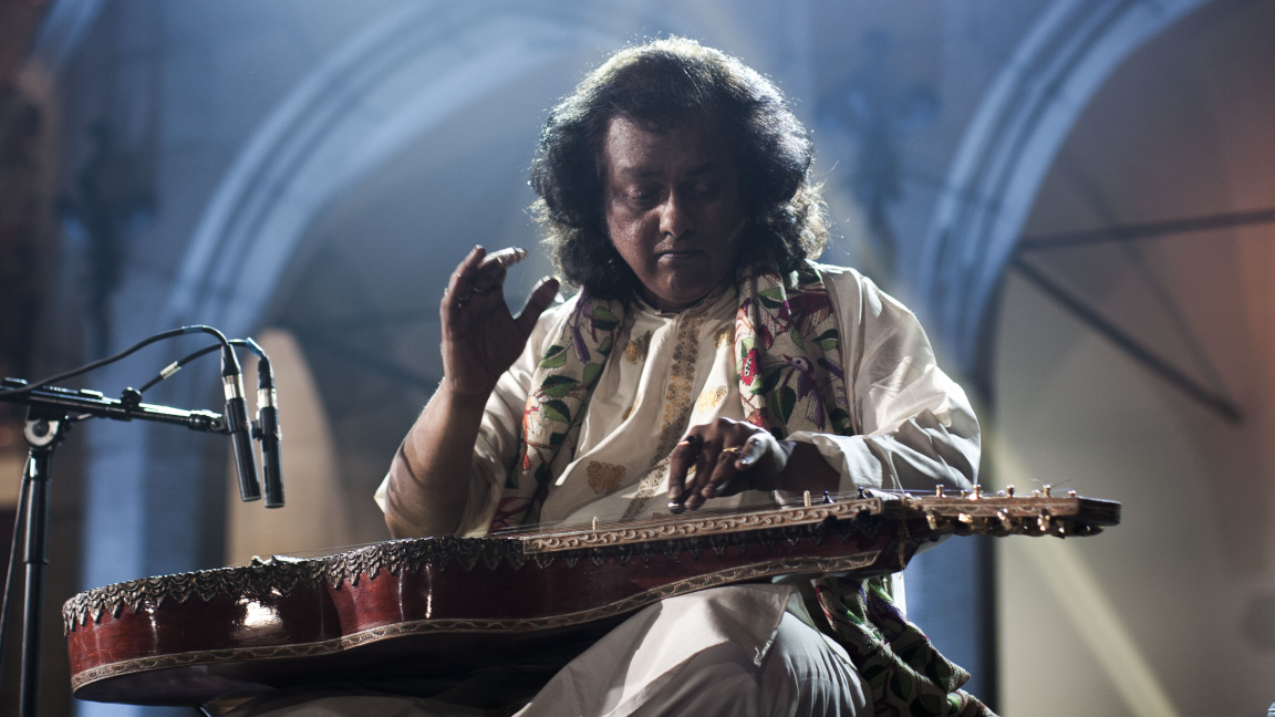 SLIDE GUITAR INDIEN: PANDIT DEBASHISH BHATTACHARYA, VINEET VYAS