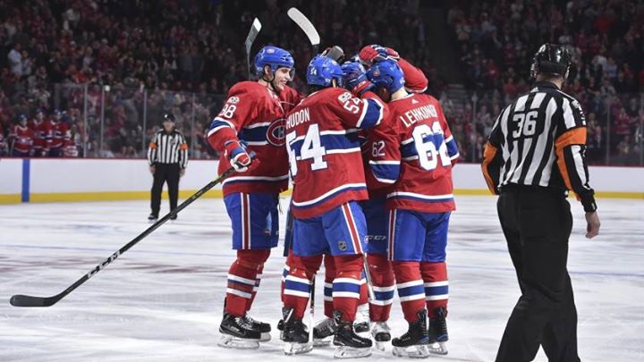 Tapis bleu blanc rouge à Pointe-à-Callière