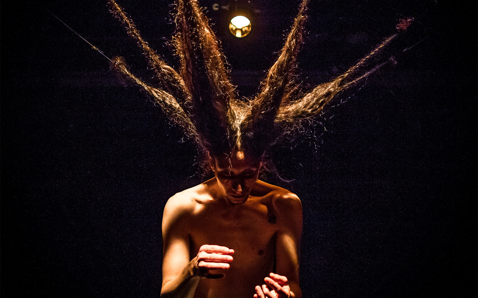 EL SILENCIO DE LAS COSAS PRESENTES