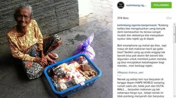 Nenek berjualan di depan Hape Word Kota Banjarmasin
