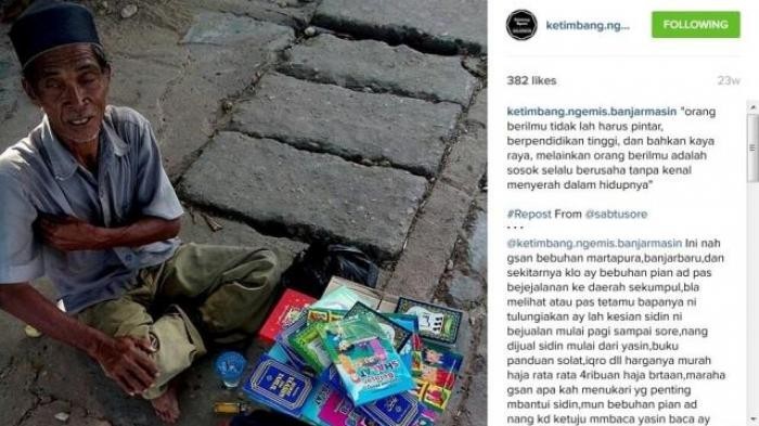 Kakek berjualan buku agama di pinggiran jalan di Kota Banjarmasin