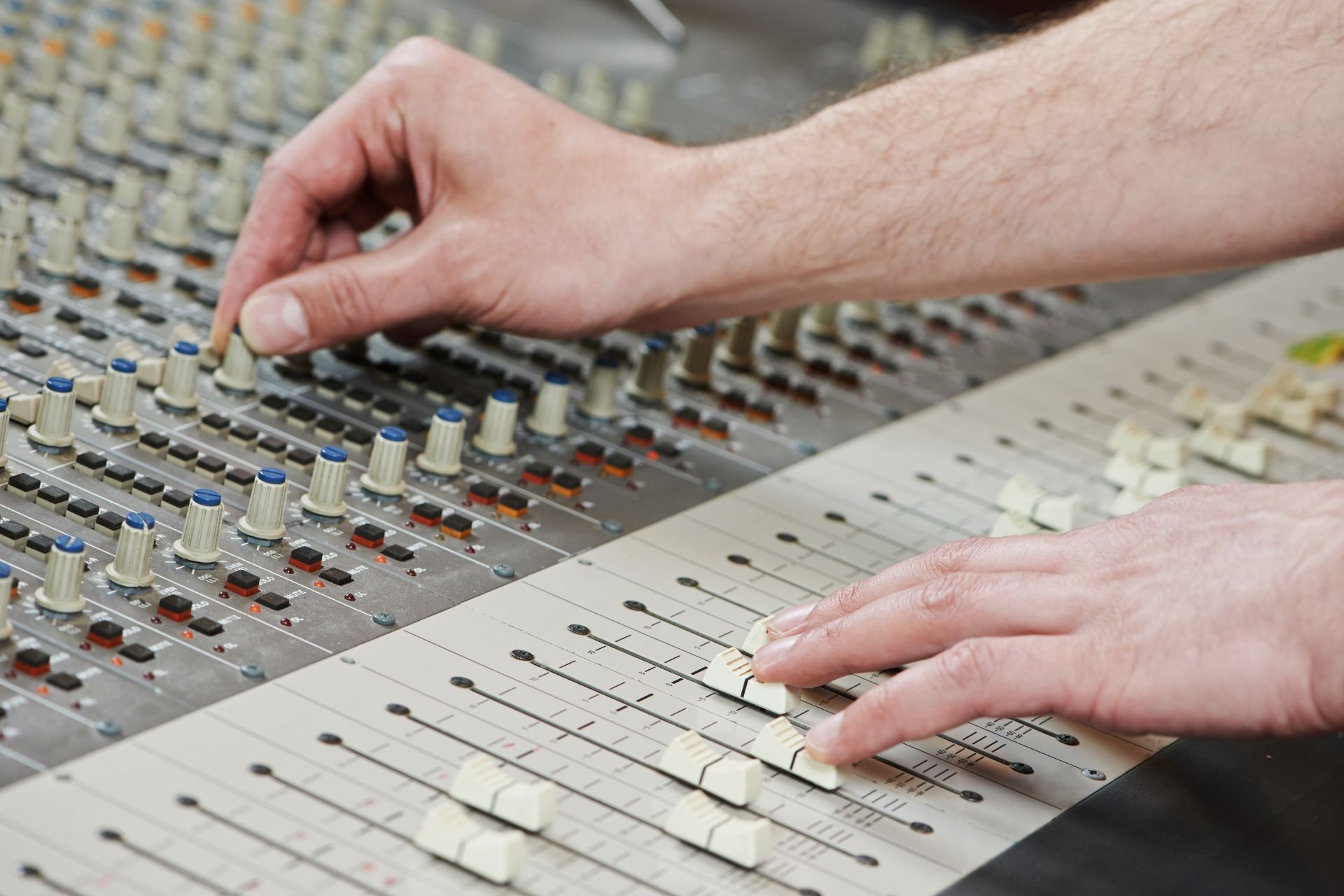 How does acoustic modeling software adapt to different acoustic environments, such as noisy or reverberant conditions?