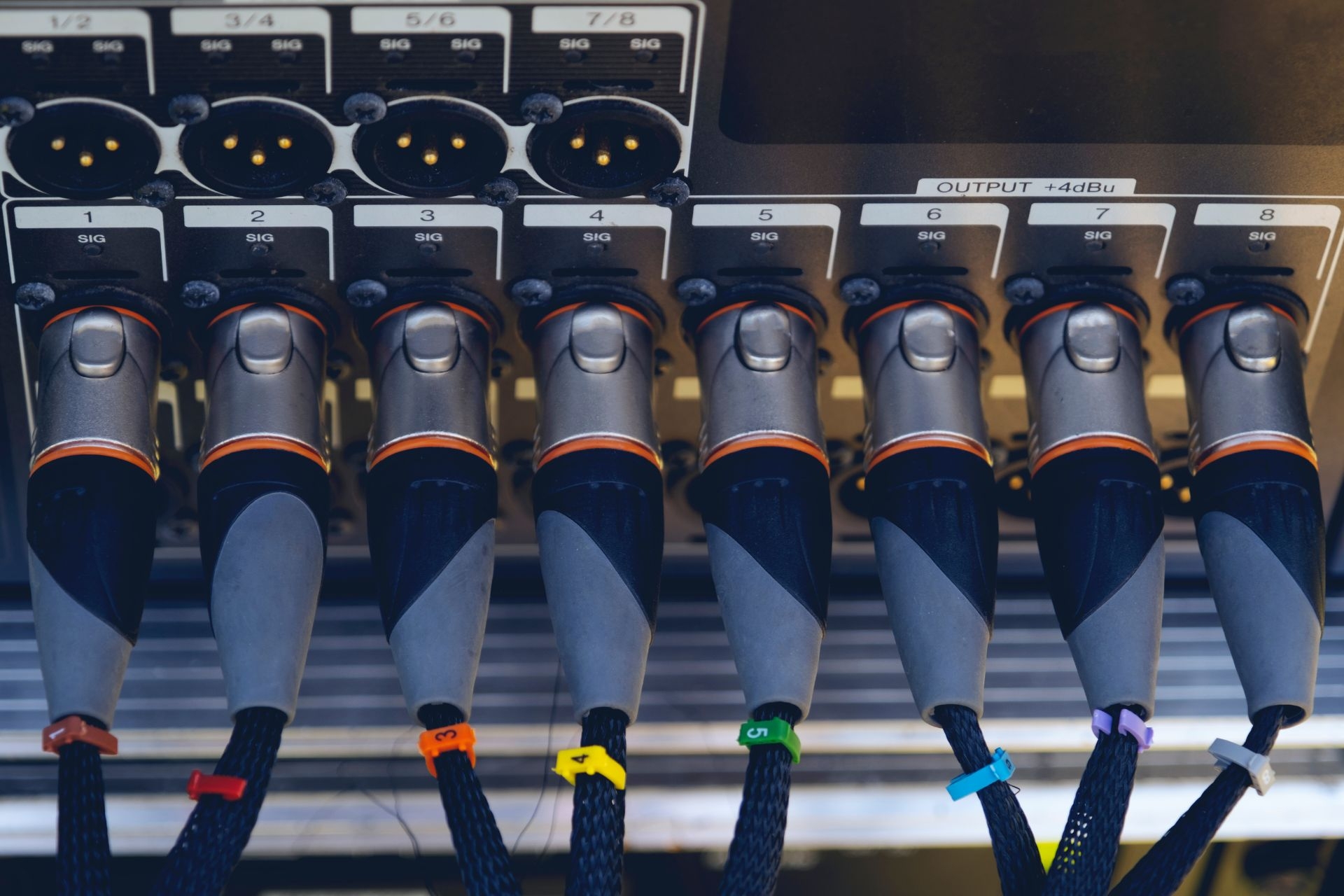 How does beamforming help in reducing background noise in microphone arrays?