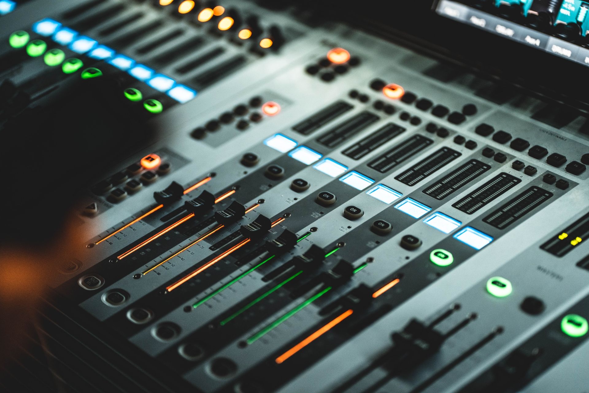 How do microphone arrays with beamforming technology enhance voice recognition accuracy?