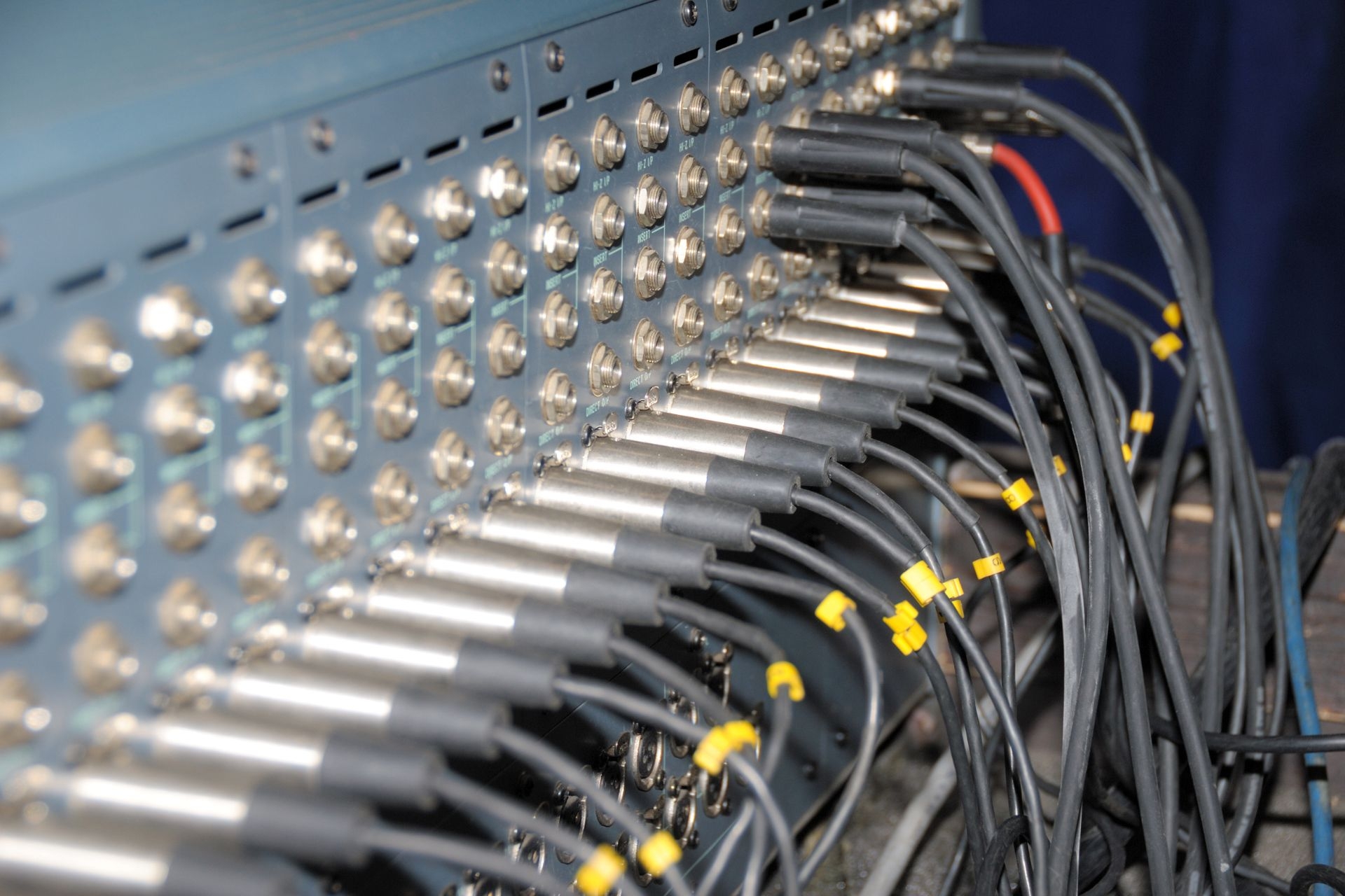 How can organizations test the effectiveness of their integrated emergency notification systems on a regular basis?