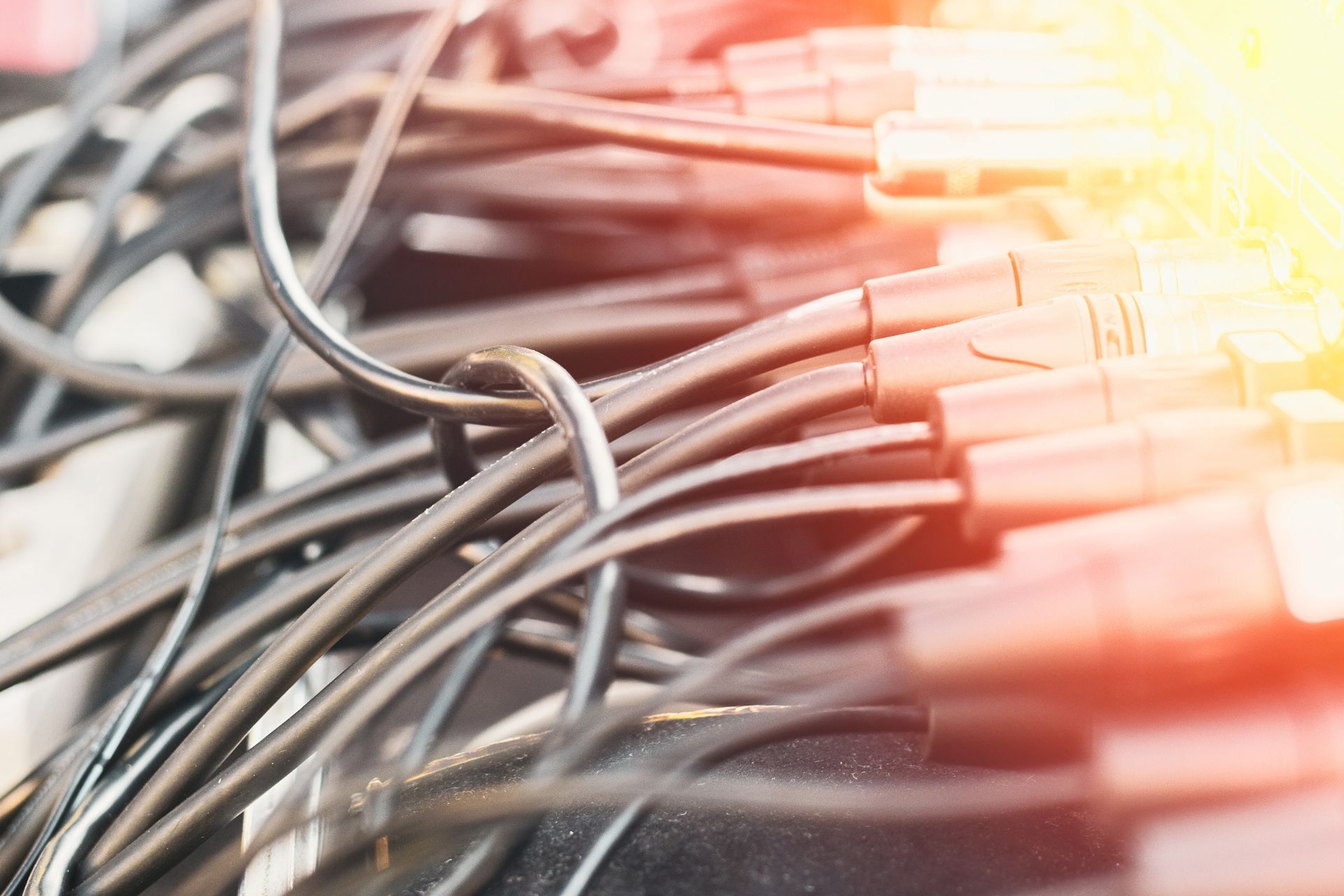 How do feedback suppression technologies differentiate between feedback signals and desired audio signals to effectively suppress feedback without affecting the overall sound quality?