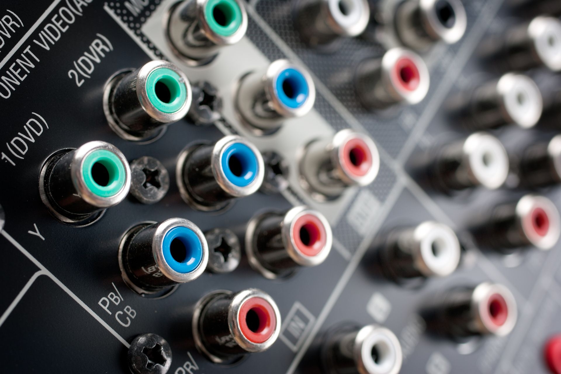 How do feedback suppression technologies adjust their settings in real-time to adapt to changing audio conditions and prevent feedback loops from occurring during live performances?