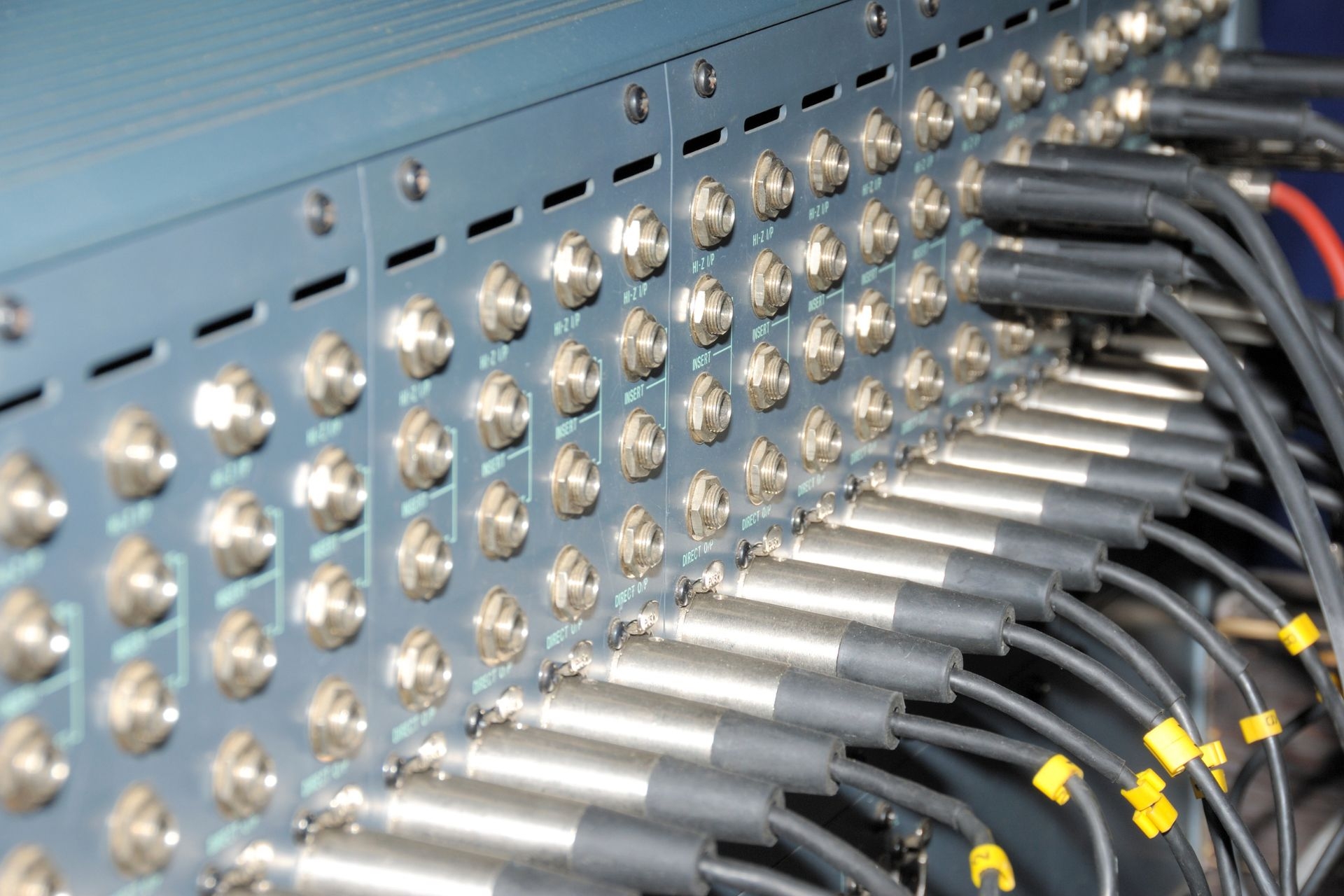 Can line array speakers be easily configured for different coverage patterns and angles?