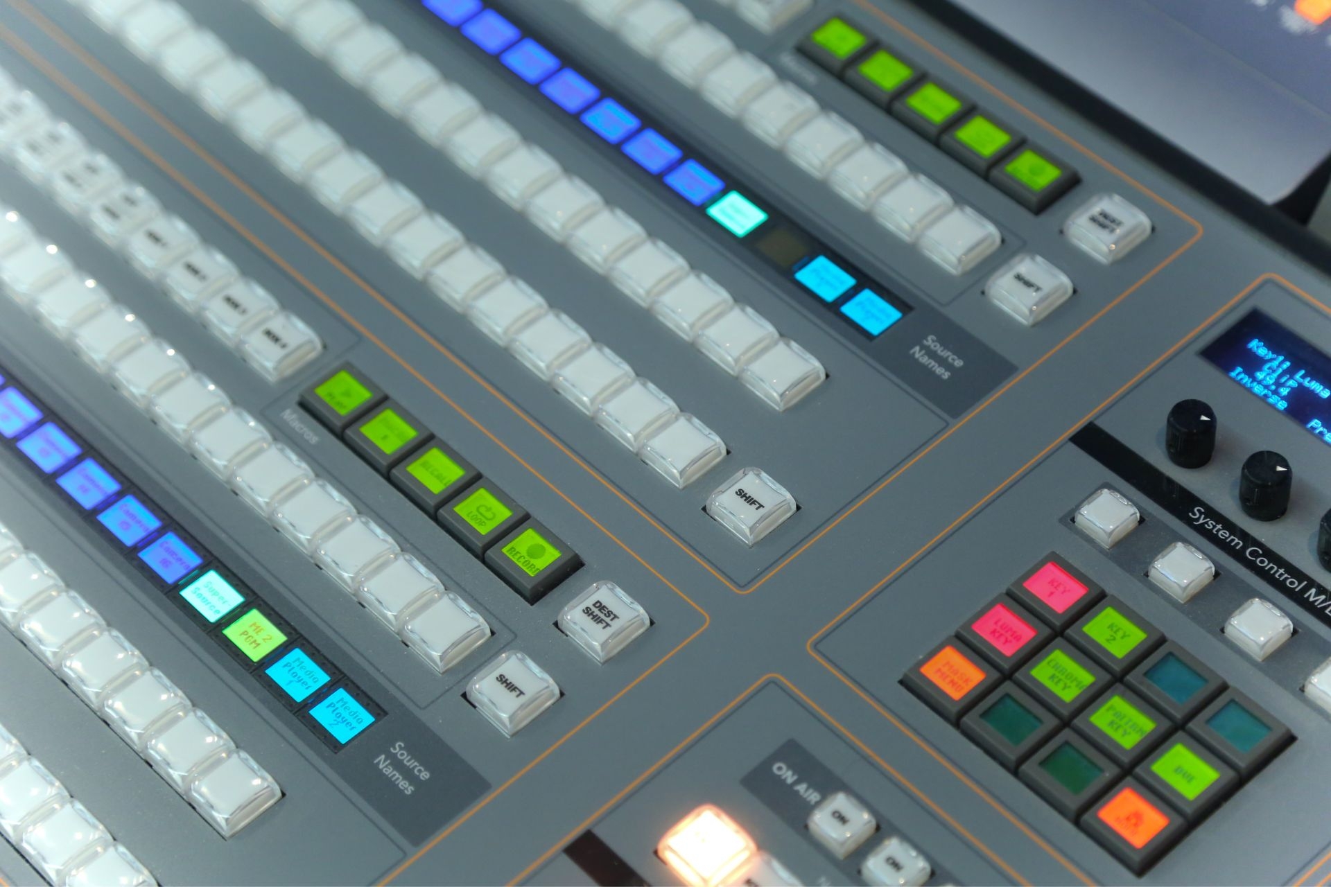 What is the significance of using oscilloscopes in sound quality testing for waveform analysis?