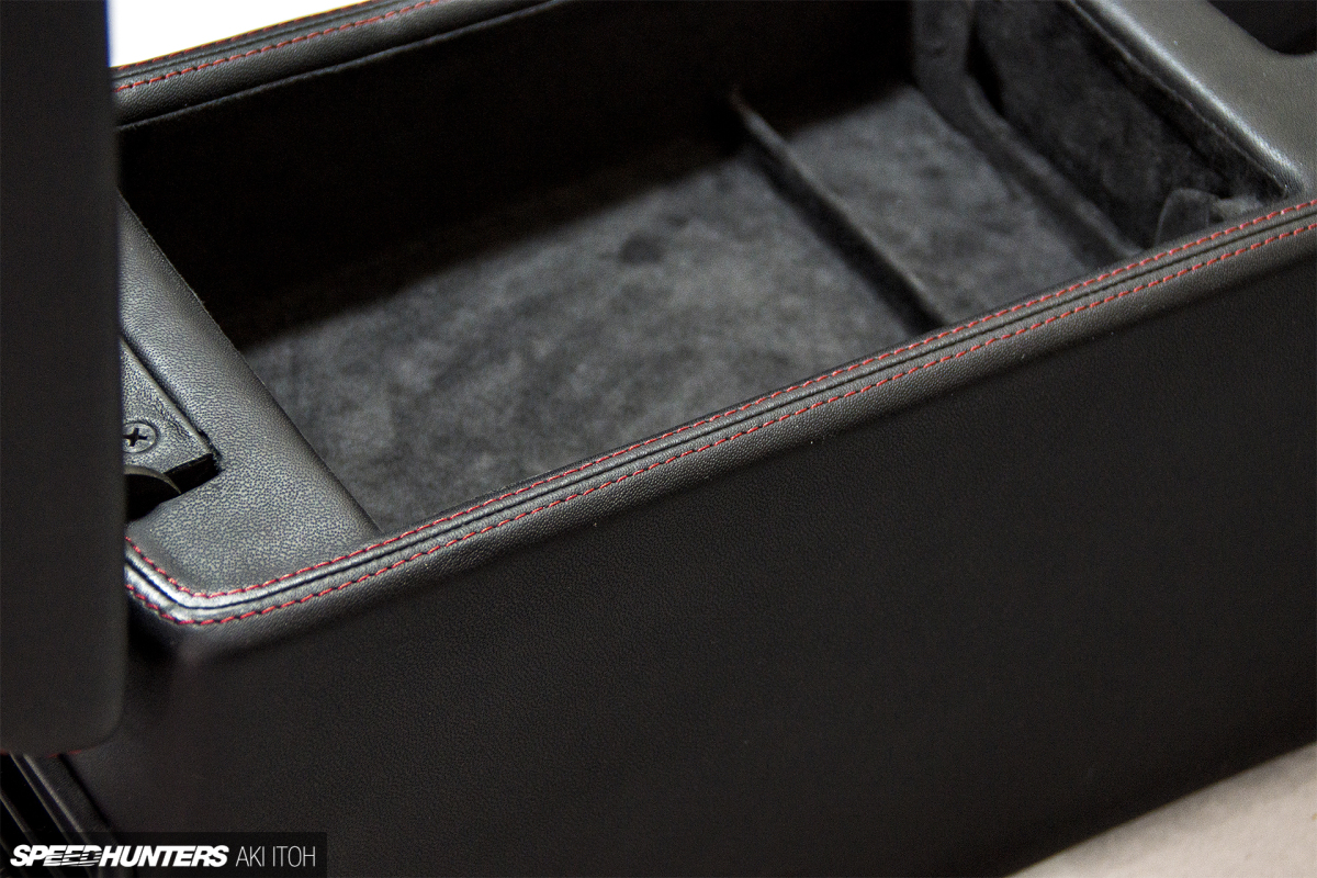 Photo16-consoleinsideDSC05195