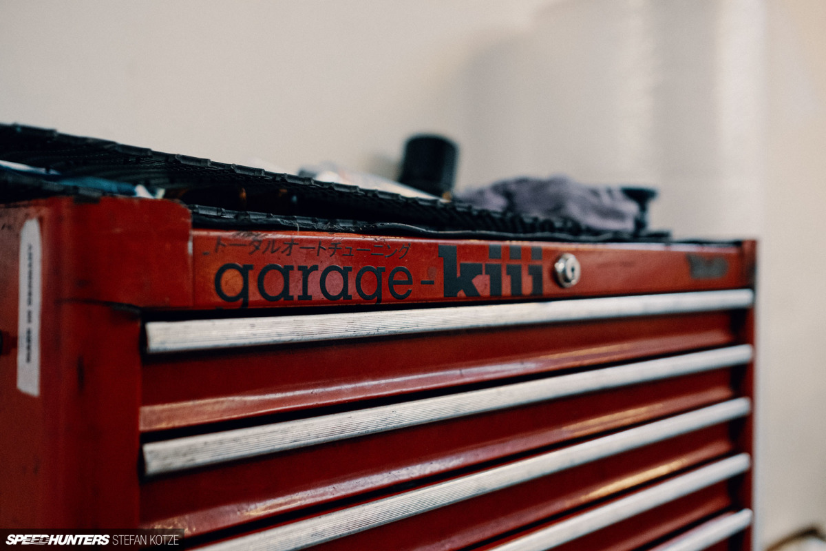 speedhunters-stefan-kotze-garage-kiu-055