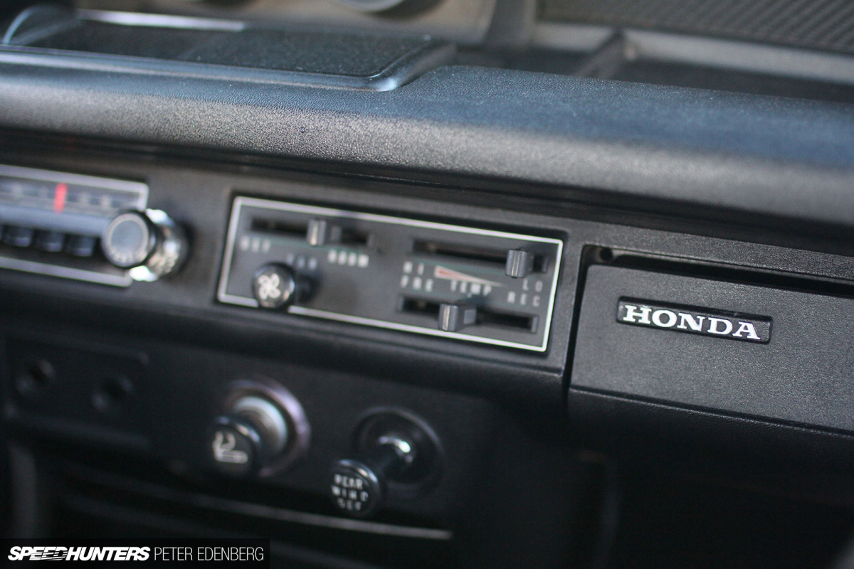 Speedhunters_Honda-Civic-1978-interior