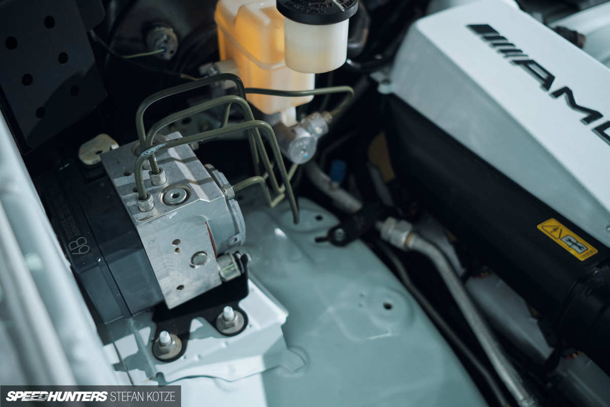 stefan-kotze-speedhunters-hilux-amg- 09