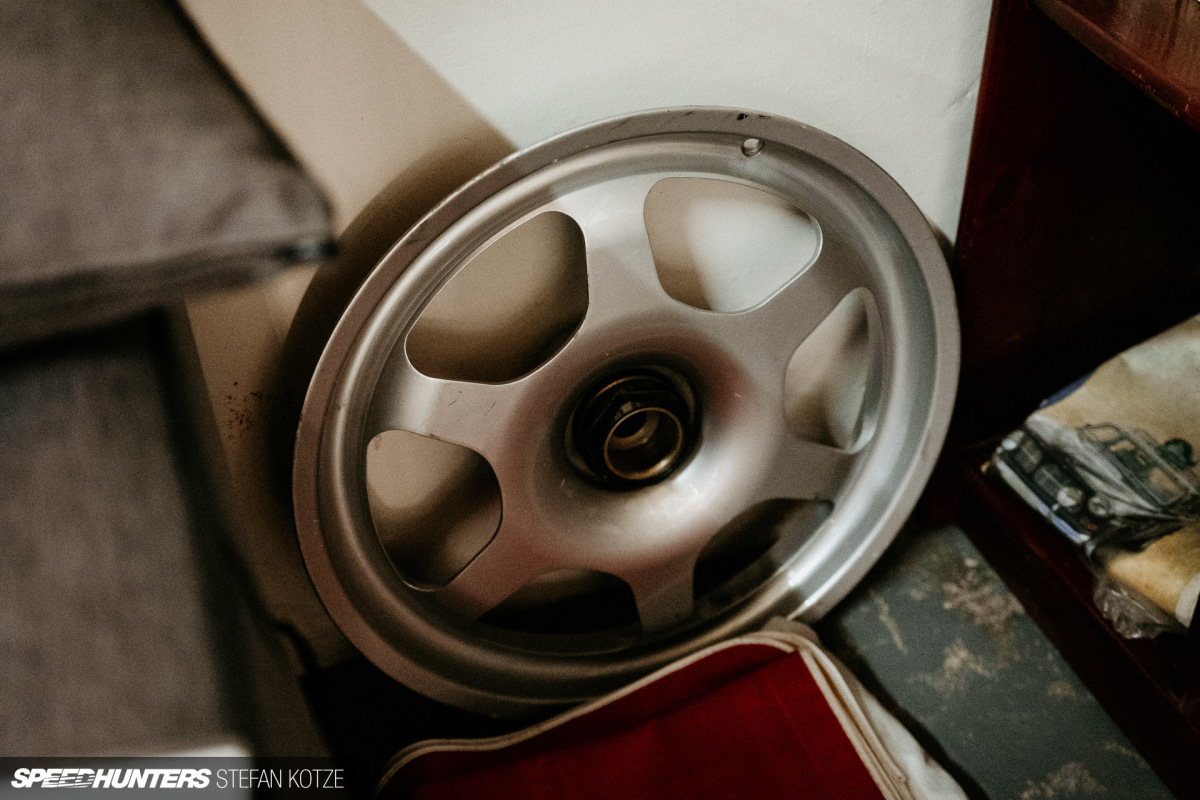 The_Datsun_Shop_stefan_kotze_Speedhunters (11)