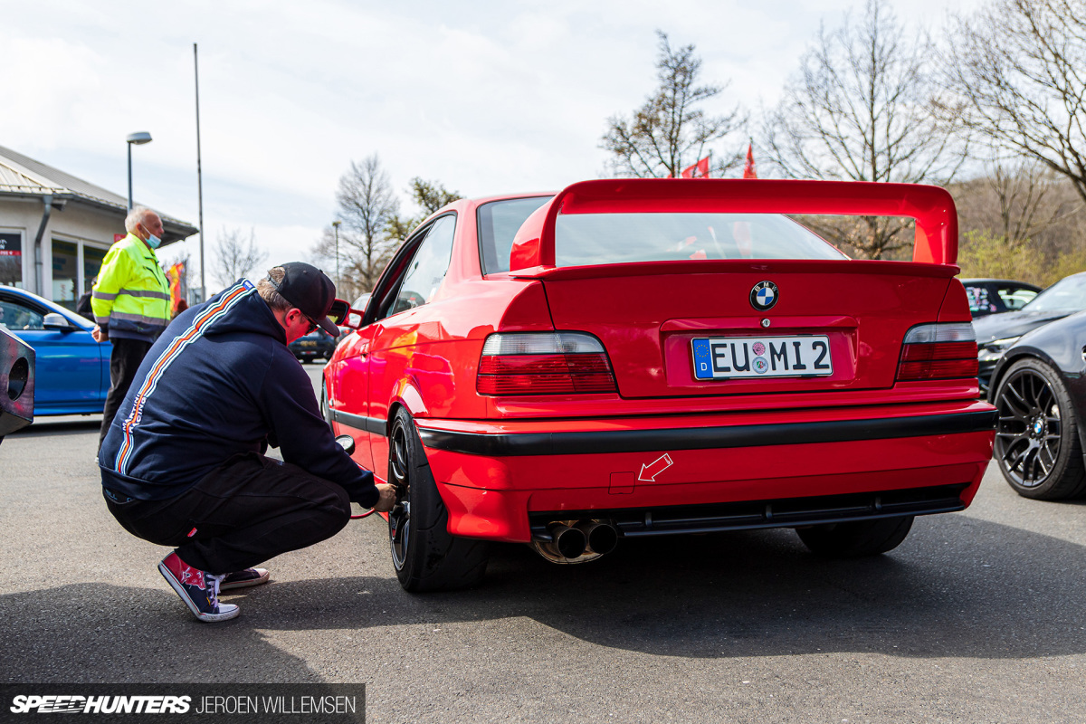 SH-car-freitag-bmw-e36-tire-pressure-4857