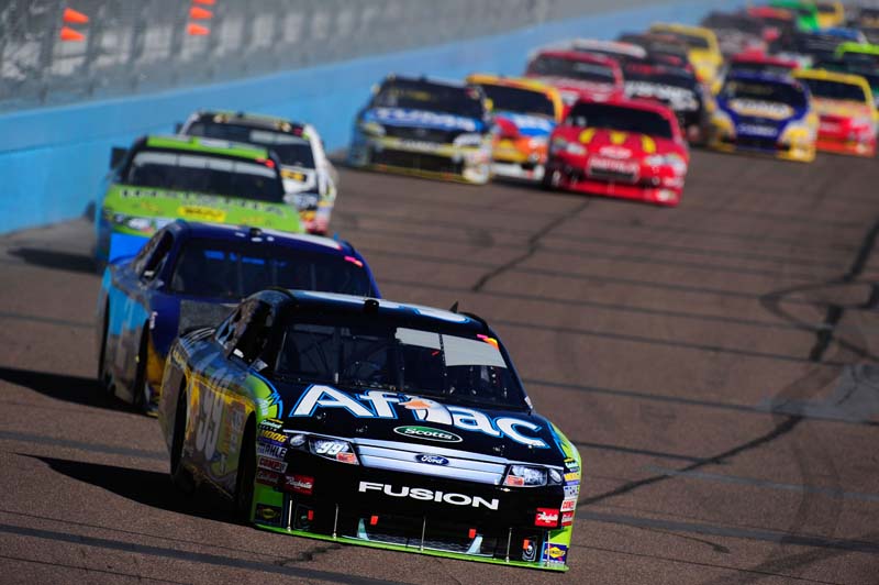 Carl Edwards DUCK AND RUN: Carl Edwards (99) leads Sunday’s NASCAR Sprint Cup Series Kobalt Tools 500 at Phoenix Int’l Raceway in Avondale, Ariz. (Robert Laberge/Getty Images Photo)