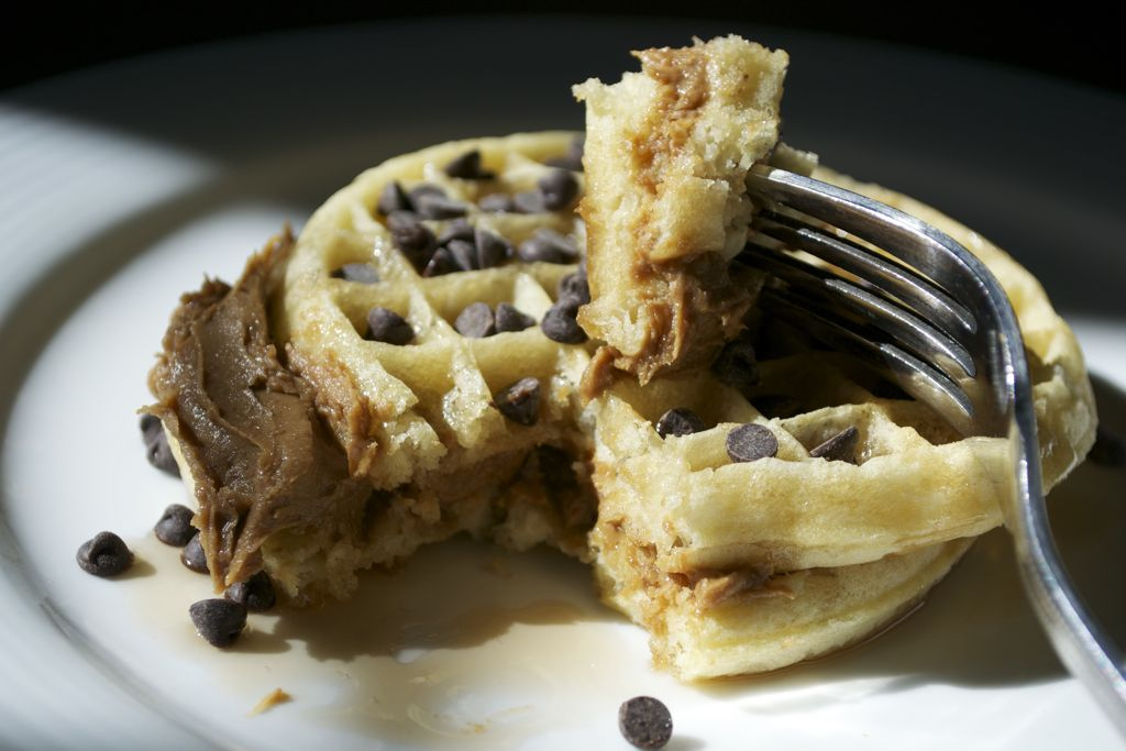 ребенок в арахисовой пасте. девушка ест бутерброд. коллаген time to eat. девушка ест арахисовую пасту. девушка ест сыр.