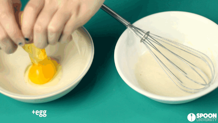Add the egg. Ротационная ручная рука whisk egg. что делают яйца в тесте. как в токе воке сделать яйцо с беконом. pouring milk gif.