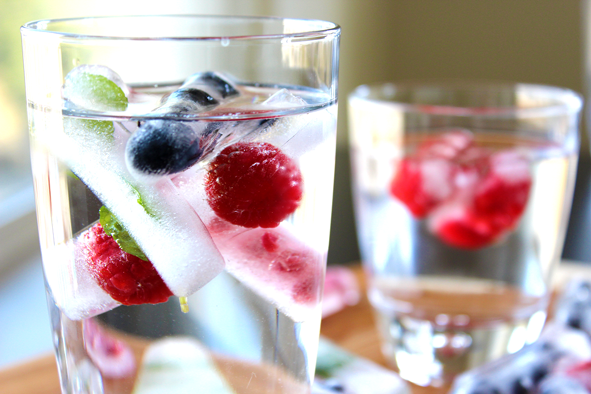 Фруктовое мороженое на палочке. Фрукты и ягоды во льду. Кубики льда с фруктами. Мороженое фруктовый лед. Фрукты брызги.