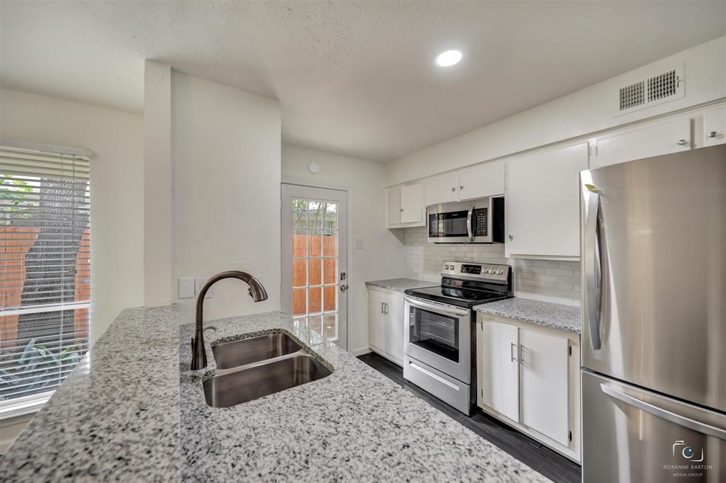 9018 Villa Park Circle, Dallas, TX 75225 Sunroom Rentals