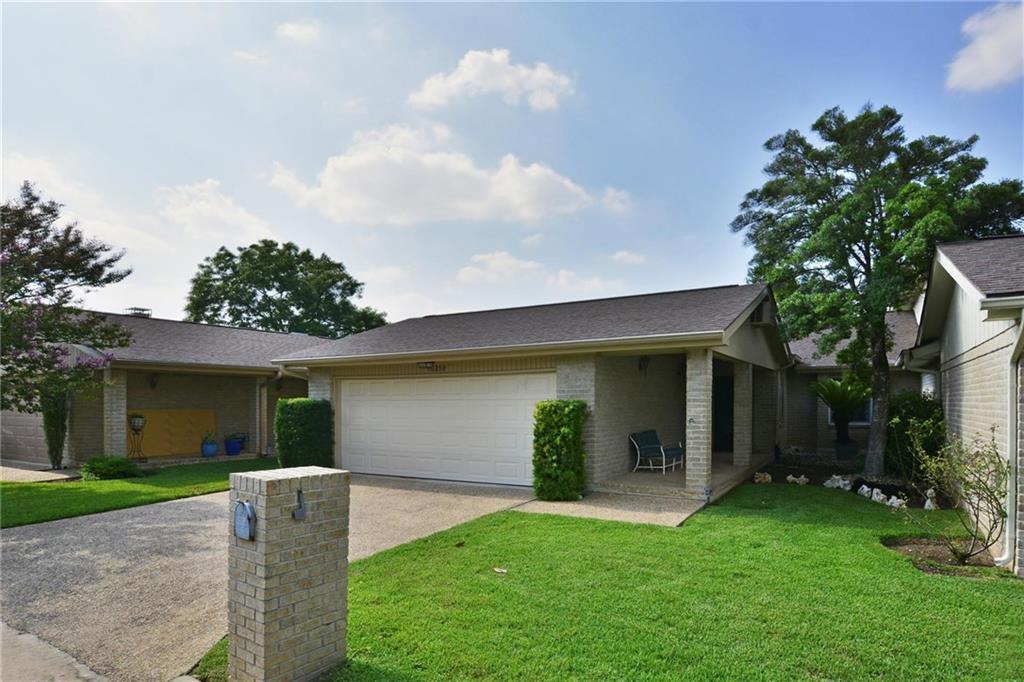 11125 Pinehurst DR B, Austin, TX 78747 Sunroom Rentals