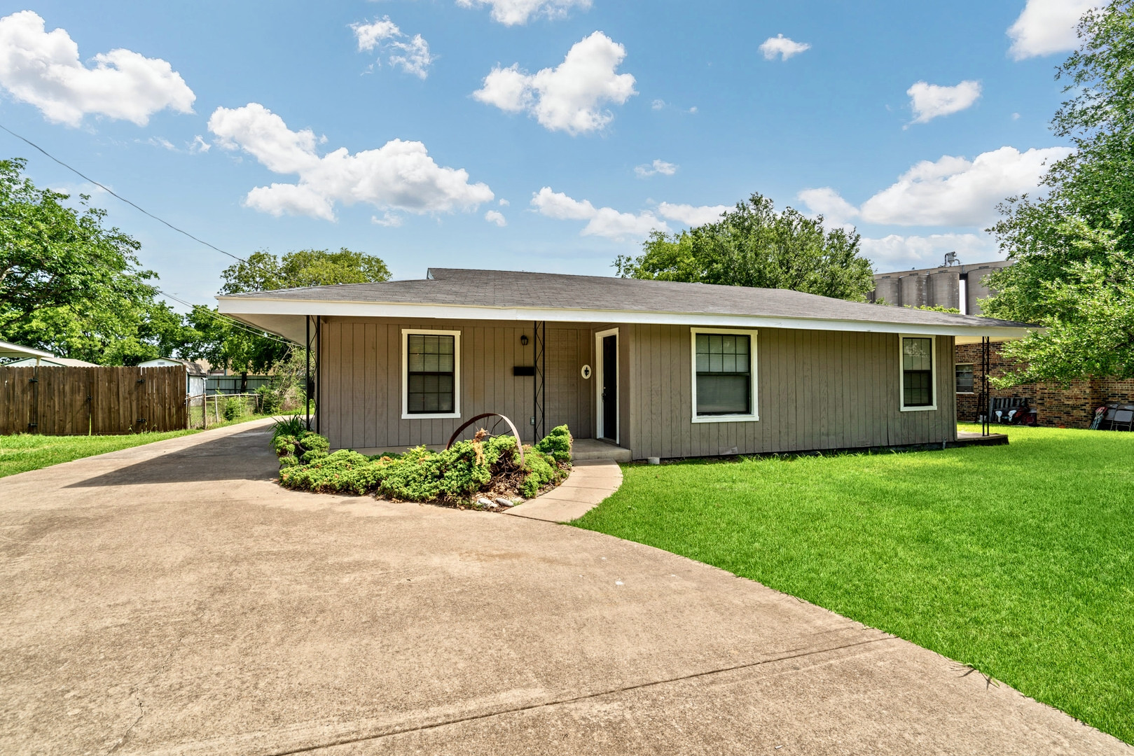 204 W Northern Ave, Saginaw, TX 76179 Sunroom Rentals