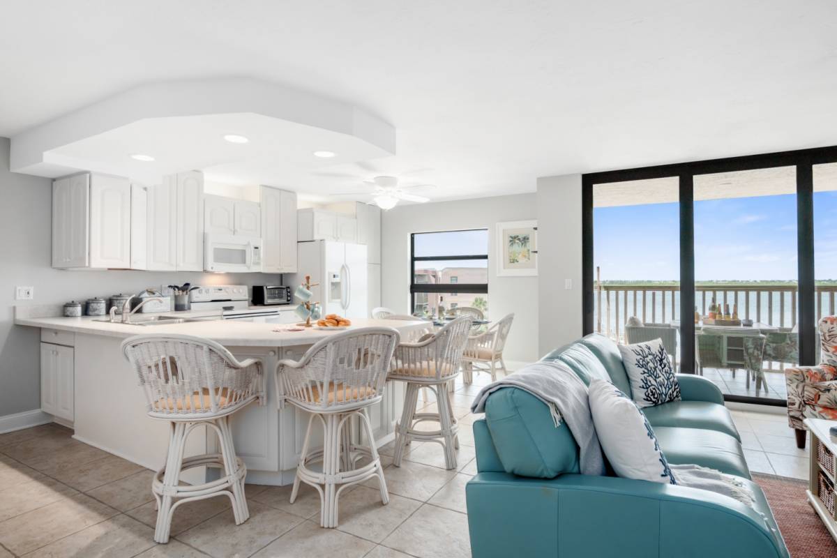 Marco Island Vacation Rental | Top Floor Waterfront ~Watch Dolphins; Resort  Amenities & WiFi ~Walk to Great Dining, Shops | North (M) | Condo Rental on  iTrip.net