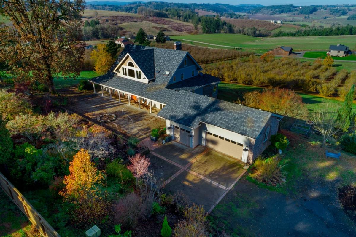 Newberg Vacation Rental Breathtaking Valley Views, Pet Friendly, Huge