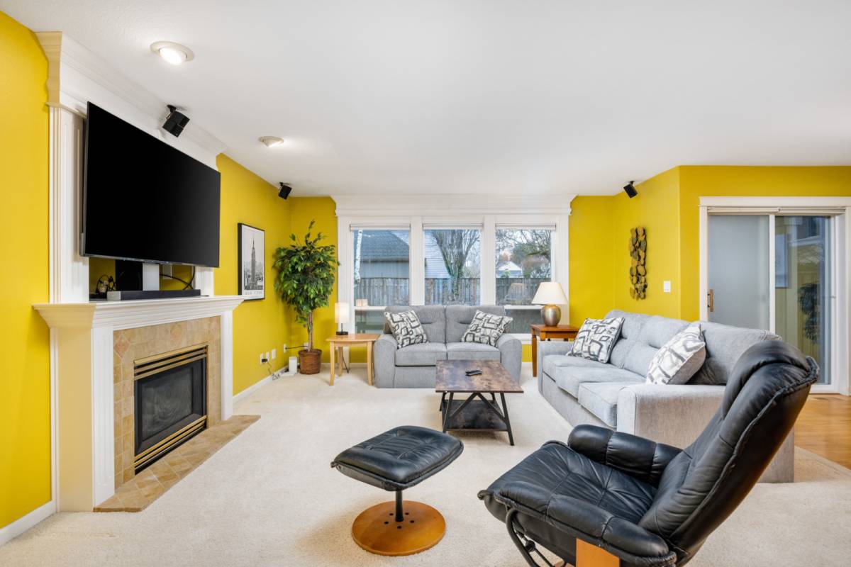 Clackamas Vacation Rental Delightful Southeast Location, Pet Friendly, Fully Fenced Backyard