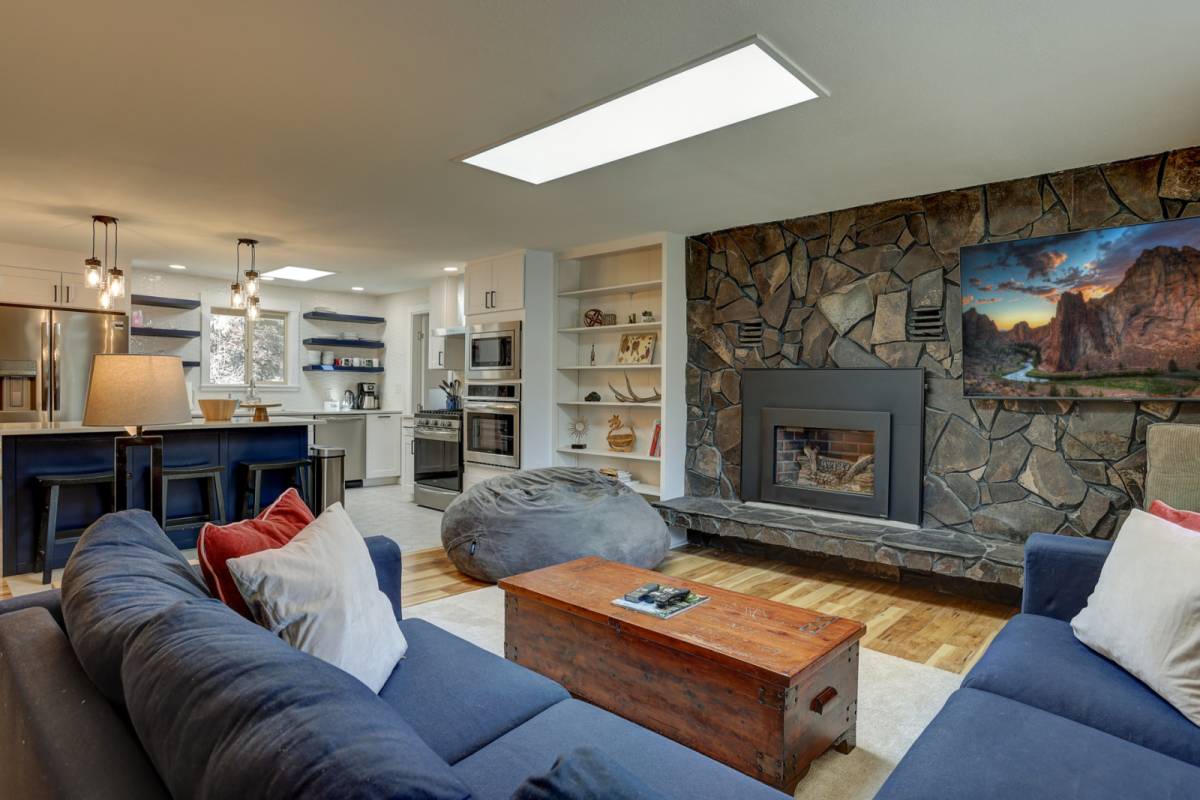 Bend Vacation Rental Newly Remodeled! New Kitchen, A/C, Hot Tub, Fireplace. Dog Friendly