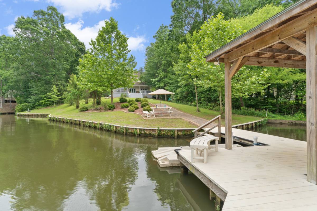 Eatonton Vacation Rental Bring Fall in Lakeside Luxury Spacious Home