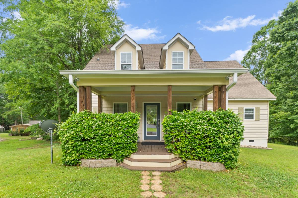 Eatonton Vacation Rental Bring Fall in Lakeside Luxury Spacious Home