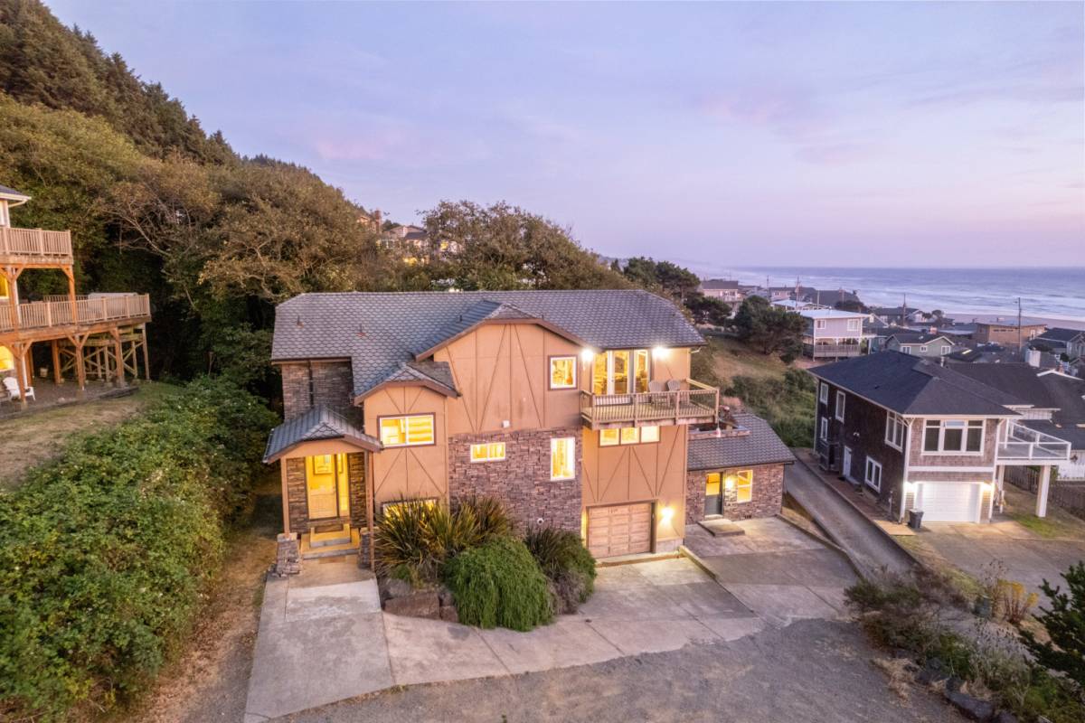 Lincoln City Vacation Rental Magnificent Ocean Views, Billiards, Ping