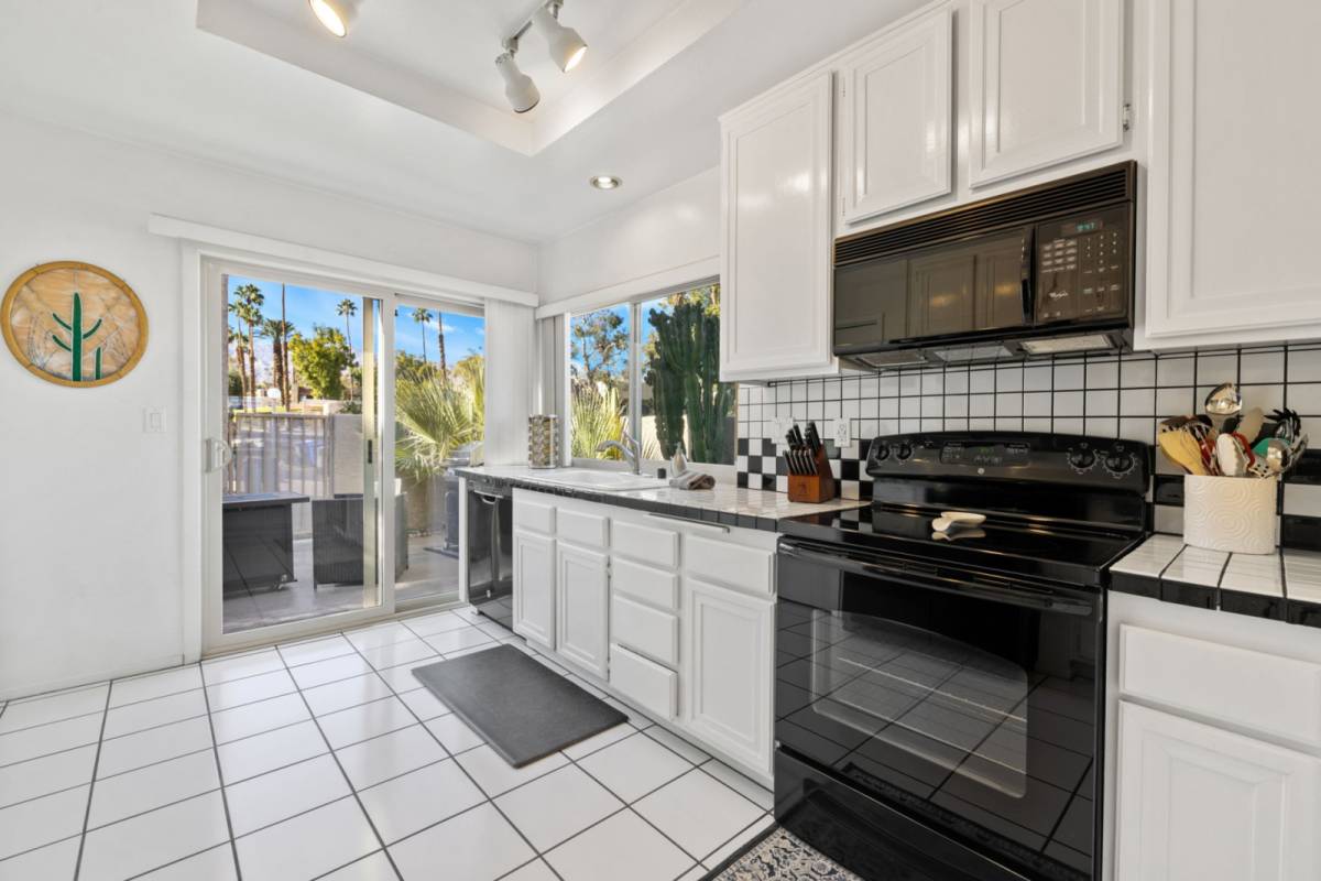 Palm Desert Vacation Rental South Palm Desert Condo, Steps to Living