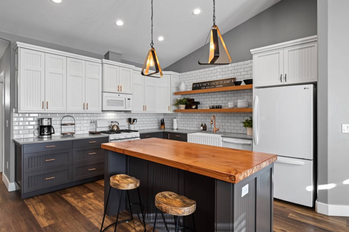 Boise Vacation Rental QUALITY Home w/ Hot Tub, RV Garage + Gourmet Kitchen! 2 min BSU, 5 min