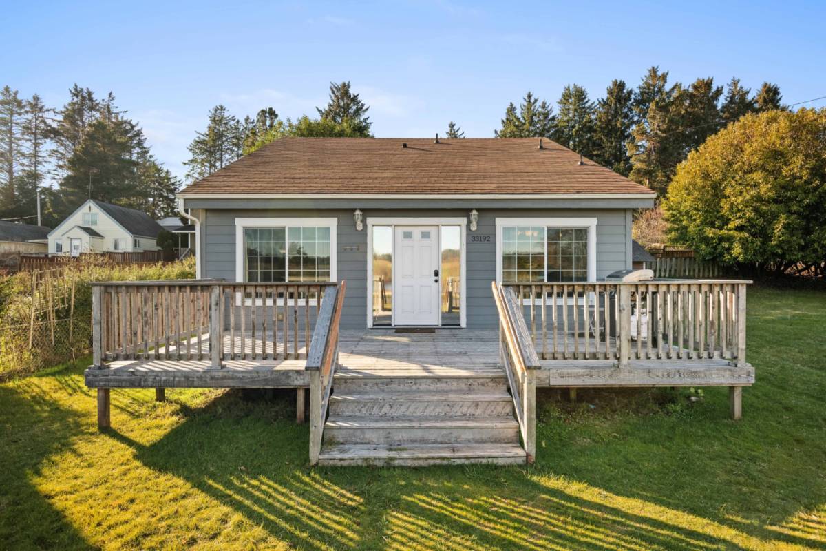 Warrenton Vacation Rental Wonderful Coastal Retreat, Across From Park and Sunset Lake, 3/4