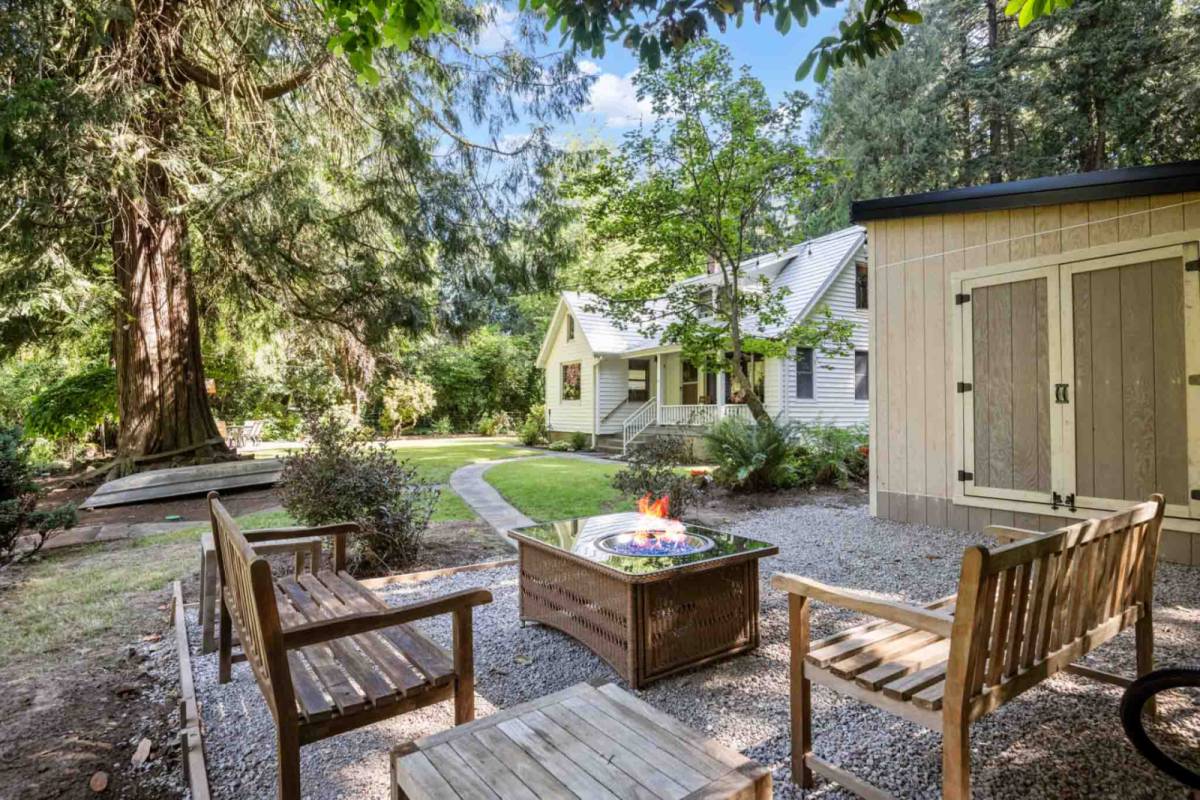 West Linn Vacation Rental Spectacular Riverfront Setting, Pet