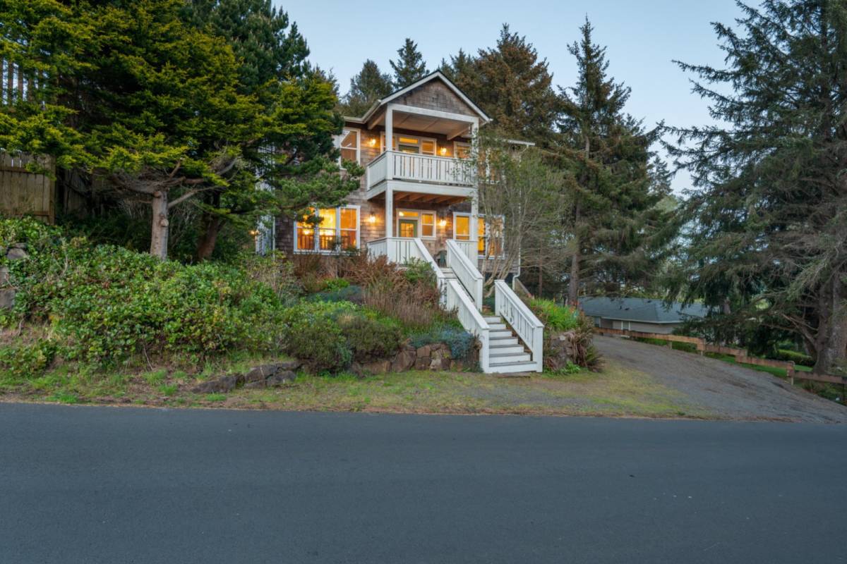 Lincoln City Vacation Rental Outstanding Coastal Home, Open Floor