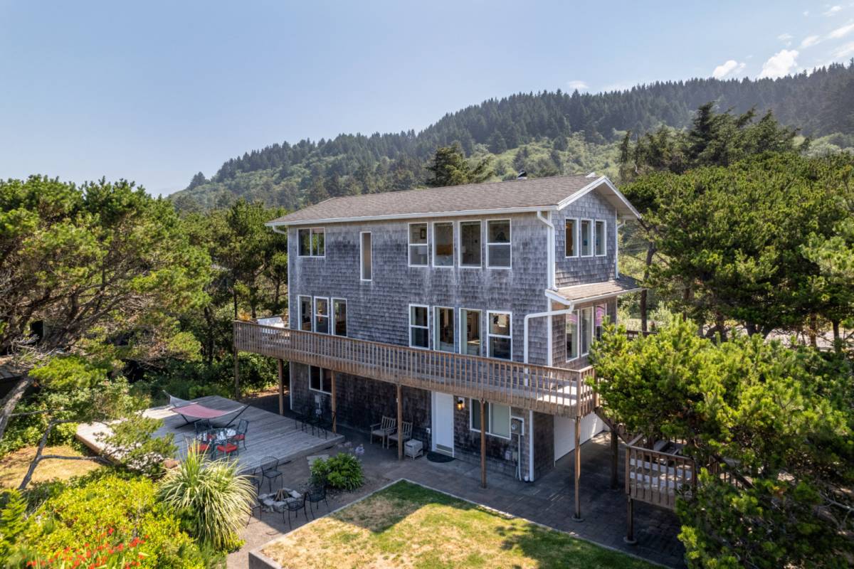 Cloverdale Vacation Rental Spacious OceanView Home with Fireplace