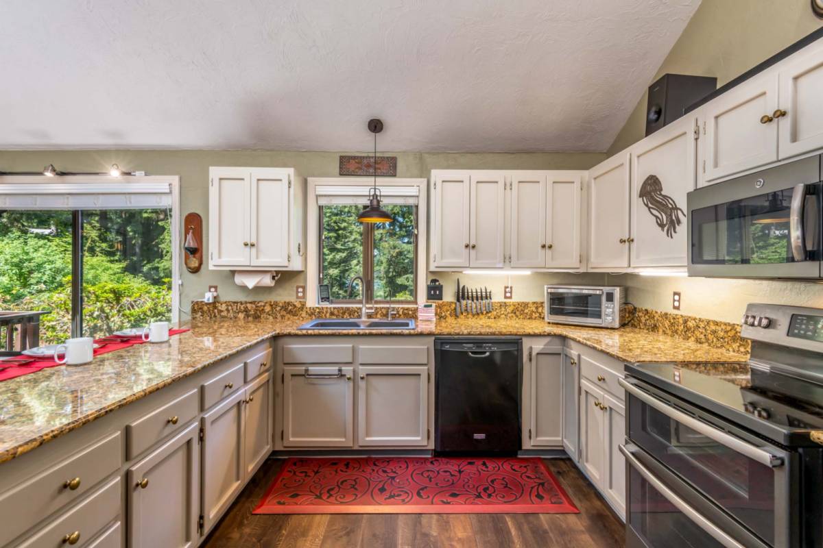 Florence Vacation Rental Sutton Lake Sunset Home Rental on