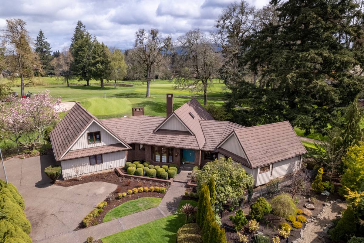 Eugene Vacation Rental Exceptional MidCentury Home on Golf Course